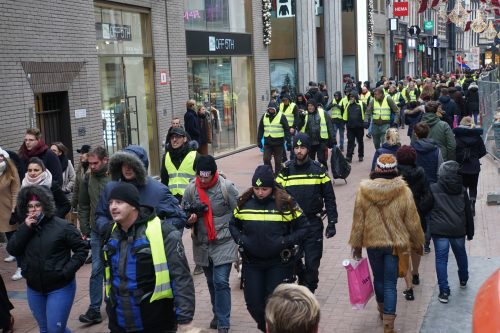 De gele hesjes doen er verstandig aan de eer aan zichzelf te houden