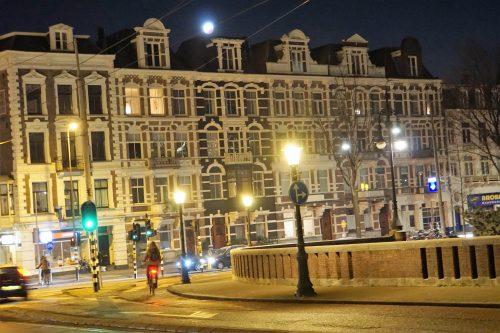 Prachtige verschijning 'Bloedmaan' boven Amsterdam 