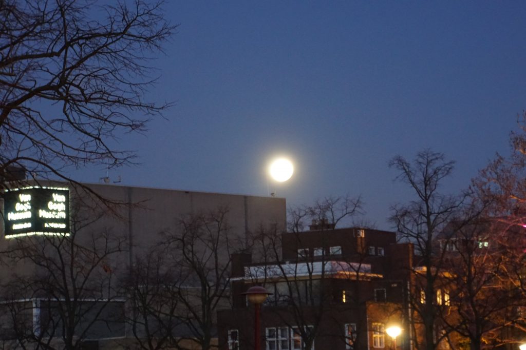 Prachtige verschijning 'Bloedmaan' boven Amsterdam 