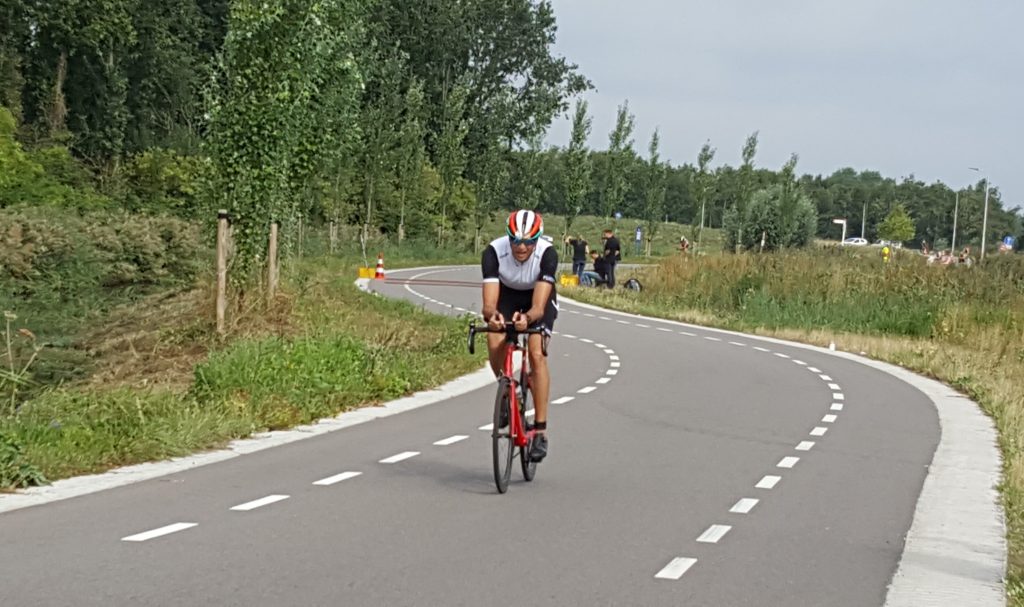 Sportbikkels maken zich langzaam op voor Bosbaan Triatlon