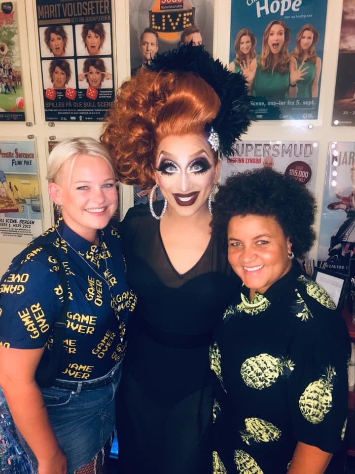 Ik had 3 boekingen, eerst de Pride Walk, toen de Pride Park wat TE GEK was en de afterparty van Rainbow Night als MC van Malefunktion waar de bekende drags van Rupauls Dragrce: Detox, Darienne Lake, Lady Bunny, Bianca del Rio en onze eigen Envy Peru hebben opgetreden. Ik treed wel vaker op na een optreden van Bianca dus is dat wel tof om haar weer te zien elke keer. Gewoon een eer om dit te mogen doen. En wat was het fijn om onze dansers en vrienden Ingereau en Thomas erbij te hebben. Het publiek zo enorm opgehyped! 