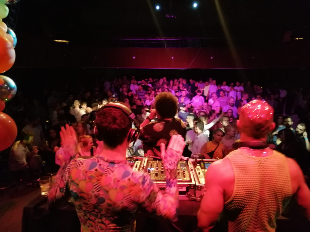 Ik had 3 boekingen, eerst de Pride Walk, toen de Pride Park wat TE GEK was en de afterparty van Rainbow Night als MC van Malefunktion waar de bekende drags van Rupauls Dragrce: Detox, Darienne Lake, Lady Bunny, Bianca del Rio en onze eigen Envy Peru hebben opgetreden. Ik treed wel vaker op na een optreden van Bianca dus is dat wel tof om haar weer te zien elke keer. Gewoon een eer om dit te mogen doen. En wat was het fijn om onze dansers en vrienden Ingereau en Thomas erbij te hebben. Het publiek zo enorm opgehyped! 