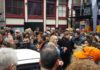 Video: Koningsdag 2017: Brommobiel klemvast in Amsterdamse Reguliersdwarstraat Koningsdag 2017: Brommobiel klemvast in Amsterdamse Reguliersdwarstraat