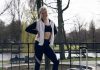 Mensen dansen gezellig mee en worden blij van de vrolijke beats