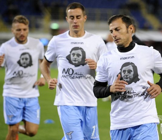 Lazio Roma spelers dragen shirt met Anne Frank Lazio Roma spelers dragen shirt met Anne Frank
