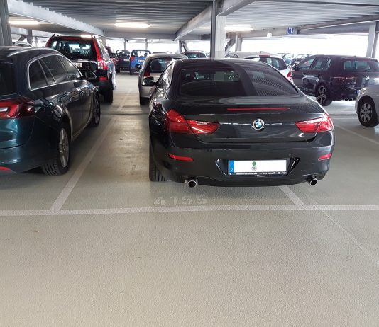 Mensen die fout parkeren krijgen direct een boete.
