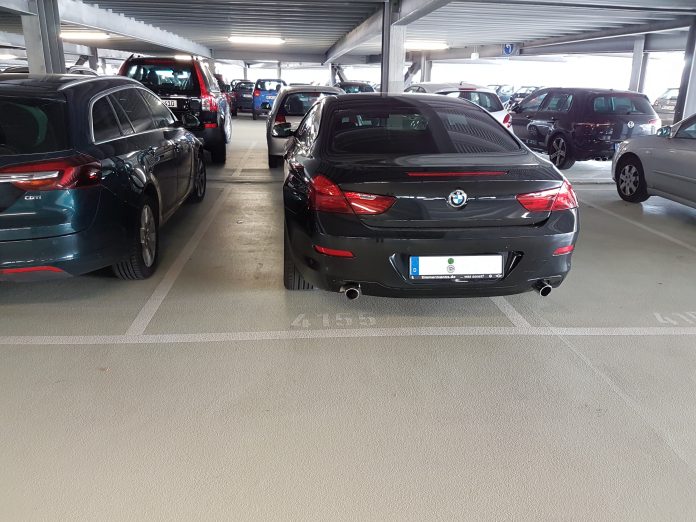 Mensen die fout parkeren krijgen direct een boete. Mensen die fout parkeren krijgen direct een boete.
