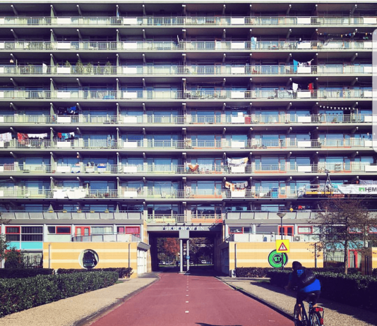 Viering 50 jaar Bijlmer! Viering 50 jaar Bijlmer! Op 25 november 2018 is het exact 50 jaar geleden dat de eerste bewoners de sleutel van hun nieuwe woning in de Bijlmer kregen. Amsterdam viert vanaf vandaag 25 november 2017 een heel jaar lang 50 Jaar Bijlmer.