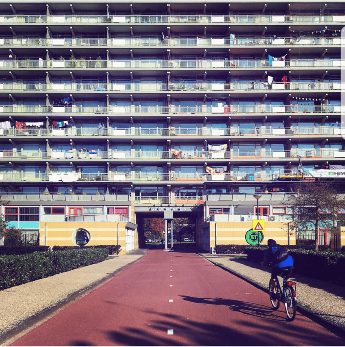 Viering 50 jaar Bijlmer! Op 25 november 2018 is het exact 50 jaar geleden dat de eerste bewoners de sleutel van hun nieuwe woning in de Bijlmer kregen. Amsterdam viert vanaf vandaag 25 november 2017 een heel jaar lang 50 Jaar Bijlmer.