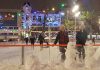 Toeristen vermaken zich op schaatsbaan Rembrandtplein Toeristen vermaken zich op schaatsbaan Rembrandtplein