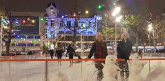 Toeristen vermaken zich op schaatsbaan Rembrandtplein Toeristen vermaken zich op schaatsbaan Rembrandtplein