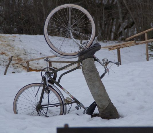 Gemeente en burger samen verantwoordelijk voor bestrijden gladheid Zorg voor uw eigen veiligheid en die van uw buren. Met een sneeuwruimer, bezem, zand of keukenzout komt u al een heel eind. Wacht niet te lang met zout strooien, anders vriest het aan. Gebruik strooizout op een verstandige en verantwoorde manier.