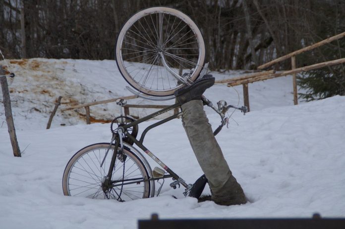 Zorg voor uw eigen veiligheid en die van uw buren. Met een sneeuwruimer, bezem, zand of keukenzout komt u al een heel eind. Wacht niet te lang met zout strooien, anders vriest het aan. Gebruik strooizout op een verstandige en verantwoorde manier. Zorg voor uw eigen veiligheid en die van uw buren. Met een sneeuwruimer, bezem, zand of keukenzout komt u al een heel eind. Wacht niet te lang met zout strooien, anders vriest het aan. Gebruik strooizout op een verstandige en verantwoorde manier.