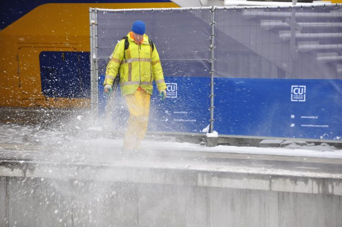 Maandag aangepaste dienstregeling NS en waarschuwing Rijkswaterstaat Maandag aangepaste dienstregeling NS en waarschuwing Rijkswaterstaat