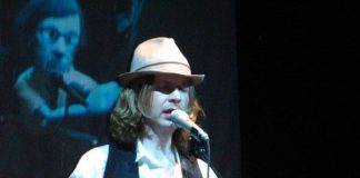 BECK MET ZELDZAME CLUBSHOW NAAR NEDERLAND