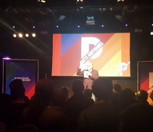 PrEP-voorstander Frits Huffnagel vermaakt publiek bij bekendmaking boten PRIDE 2018
