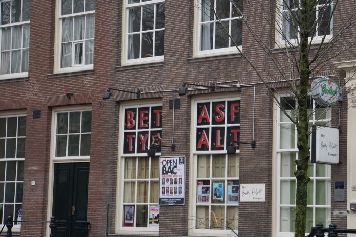 Bart Gielen ontvangt Anna van den Breemer tijdens Barts Boekenclub Bart Gielen ontvangt Anna van den Breemer tijdens Barts Boekenclub