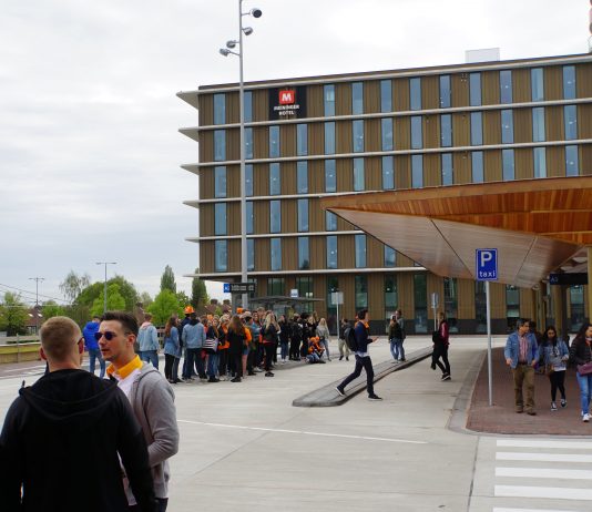 Stad stroomt vol met oranje feestgangers Stad stroomt vol met oranje feestgangers