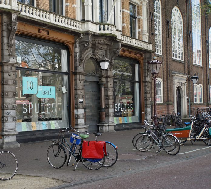 Democratisering van de kunstkritiek, en dan? Democratisering van de kunstkritiek, en dan?