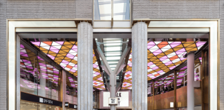 Onthullingen vernieuwingen tijdens officiële opening van de Kalverpassage Onthullingen vernieuwingen tijdens officiële opening van de Kalverpassage