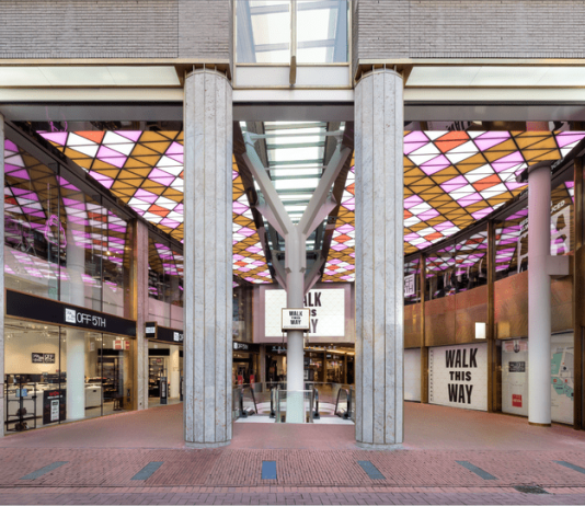 Onthullingen vernieuwingen tijdens officiële opening van de Kalverpassage Onthullingen vernieuwingen tijdens officiële opening van de Kalverpassage