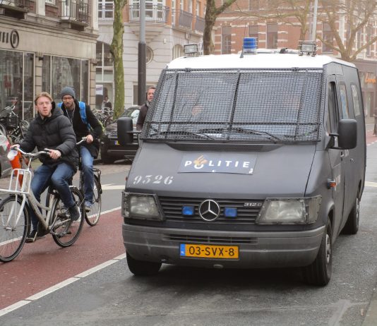Illegale feesten Koningsnacht beëindigd in Amsterdam Illegale feesten Koningsnacht beëindigd in Amsterdam