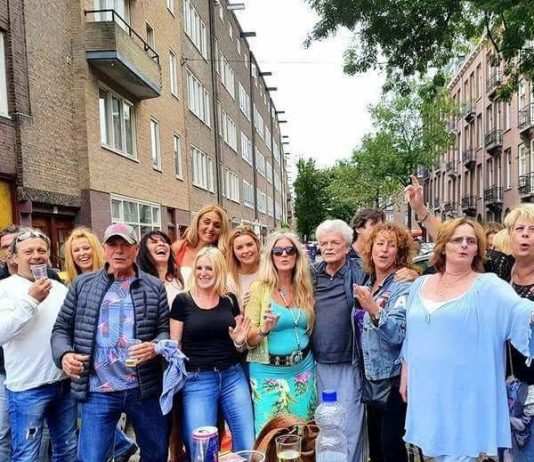 Spetterend buurtfestijn in de Amsterdamse Rijnstraat Spetterend buurtfestijn in de Amsterdamse Rijnstraat