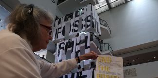 Klimaatactivisten bestormen Van Gogh Museum Klimaatactivisten bestormen Van Gogh Museum Klimaatactivisten van ‘Fossil Free Culture NL’ hebben zaterdagmiddag voor het tweede jaar op rij hun ongenoegen geuit over de samenwerking tussen Shell en het Van Gogh Museum. De activisten drongen evenals vorig jaar onaangekondigd het ‘kunstkabinet’ aan het Museumplein binnen.