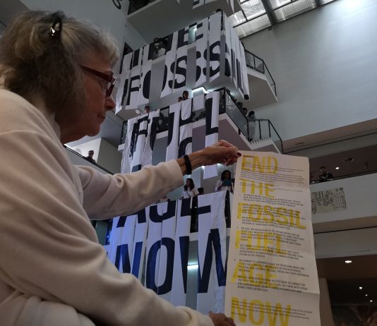 Klimaatactivisten bestormen Van Gogh Museum Klimaatactivisten van ‘Fossil Free Culture NL’ hebben zaterdagmiddag voor het tweede jaar op rij hun ongenoegen geuit over de samenwerking tussen Shell en het Van Gogh Museum. De activisten drongen evenals vorig jaar onaangekondigd het ‘kunstkabinet’ aan het Museumplein binnen.