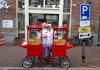 Uitbundig feest in de Amsterdamse Spuibuurt Uitbundig feest in de Amsterdamse Spuibuurt