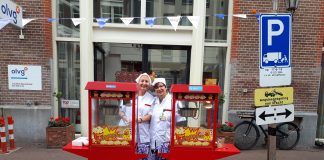 Uitbundig feest in de Amsterdamse Spuibuurt Uitbundig feest in de Amsterdamse Spuibuurt