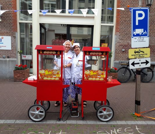 Uitbundig feest in de Amsterdamse Spuibuurt Uitbundig feest in de Amsterdamse Spuibuurt