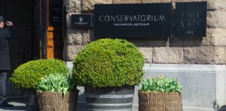 Conservatorium Hotel primeurt met speciale Graduation Cake Conservatorium Hotel primeurt met speciale Graduation Cake