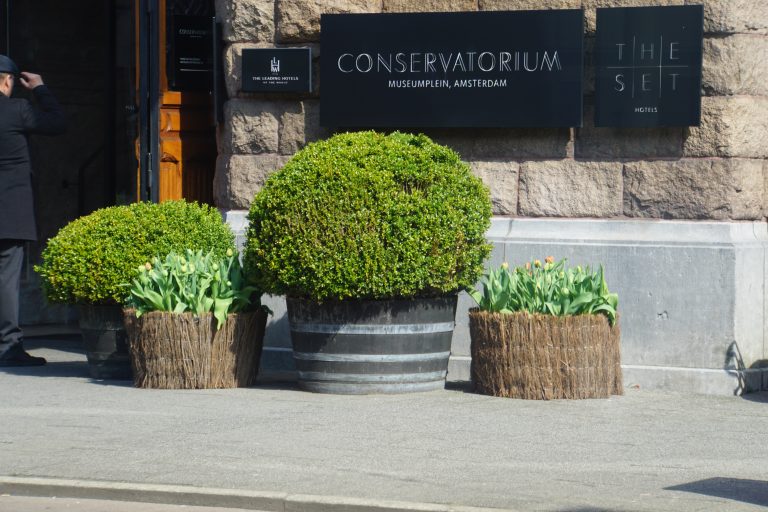 Conservatorium Hotel primeurt met speciale Graduation Cake