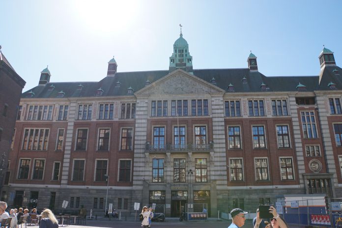 Feest op het vernieuwde Beursplein Feest op het vernieuwde Beursplein
