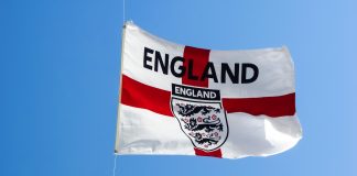 Volle Ierse pub in Amsterdam ziet Engeland winnen van Zweden