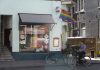 Amsterdam kleurt zaterdag voor groot deel in kleuren regenboog Amsterdam kleurt zaterdag voor een groot deel in de kleuren van de regenboog. Rond de 350 horecazaken in de stad hebben de regenboogvlag uitgehangen. De A’DAM toren, Paradiso en de Melkweg zullen zelfs hun gevel in de regenboogkleuren hullen
