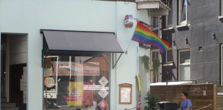 Amsterdam kleurt zaterdag voor groot deel in kleuren regenboog Amsterdam kleurt zaterdag voor een groot deel in de kleuren van de regenboog. Rond de 350 horecazaken in de stad hebben de regenboogvlag uitgehangen. De A’DAM toren, Paradiso en de Melkweg zullen zelfs hun gevel in de regenboogkleuren hullen
