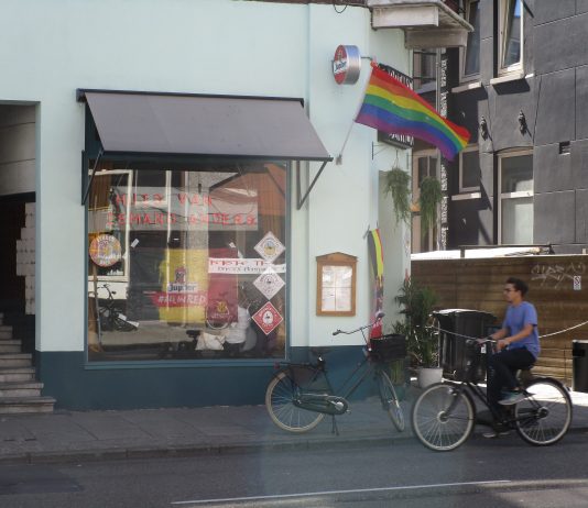 Amsterdam kleurt zaterdag voor groot deel in kleuren regenboog Amsterdam kleurt zaterdag voor groot deel in kleuren regenboog Amsterdam kleurt zaterdag voor een groot deel in de kleuren van de regenboog. Rond de 350 horecazaken in de stad hebben de regenboogvlag uitgehangen. De A’DAM toren, Paradiso en de Melkweg zullen zelfs hun gevel in de regenboogkleuren hullen