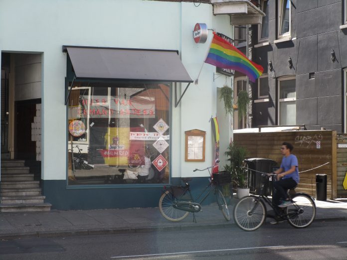 Amsterdam kleurt zaterdag voor groot deel in kleuren regenboog Amsterdam kleurt zaterdag voor een groot deel in de kleuren van de regenboog. Rond de 350 horecazaken in de stad hebben de regenboogvlag uitgehangen. De A’DAM toren, Paradiso en de Melkweg zullen zelfs hun gevel in de regenboogkleuren hullen Amsterdam kleurt zaterdag voor groot deel in kleuren regenboog Amsterdam kleurt zaterdag voor een groot deel in de kleuren van de regenboog. Rond de 350 horecazaken in de stad hebben de regenboogvlag uitgehangen. De A’DAM toren, Paradiso en de Melkweg zullen zelfs hun gevel in de regenboogkleuren hullen