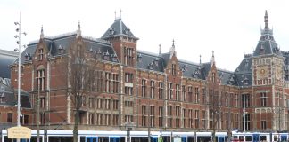 Verdachte neergeschoten na steekincident op Amsterdam Centraal Station Verdachte neergeschoten na steekincident op Amsterdam Centraal Station