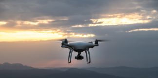 Showavond vliegende drones zo goed als afgelast De eerste showavond met 300 vliegende drones is afgelast