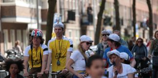 Eerste editie Summer Bike Parade Amsterdam Eerste editie Summer Bike Parade Amsterdam Misschien wil je er nog niet aan denken nu de schoolvakanties net zijn begonnen. Maar wat een gekkenhuis is het vaak toch in het verkeer als de scholen weer zijn begonnen. Ook in Amsterdam-West met z’n overvloed aan auto’s, vrachtverkeer en scooters op de weg. Probeer daar als ouder met kind(eren) maar veilig tussendoor te laveren van en naar school.