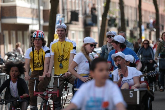 Eerste editie Summer Bike Parade Amsterdam Misschien wil je er nog niet aan denken nu de schoolvakanties net zijn begonnen. Maar wat een gekkenhuis is het vaak toch in het verkeer als de scholen weer zijn begonnen. Ook in Amsterdam-West met z’n overvloed aan auto’s, vrachtverkeer en scooters op de weg. Probeer daar als ouder met kind(eren) maar veilig tussendoor te laveren van en naar school. Eerste editie Summer Bike Parade Amsterdam Misschien wil je er nog niet aan denken nu de schoolvakanties net zijn begonnen. Maar wat een gekkenhuis is het vaak toch in het verkeer als de scholen weer zijn begonnen. Ook in Amsterdam-West met z’n overvloed aan auto’s, vrachtverkeer en scooters op de weg. Probeer daar als ouder met kind(eren) maar veilig tussendoor te laveren van en naar school.