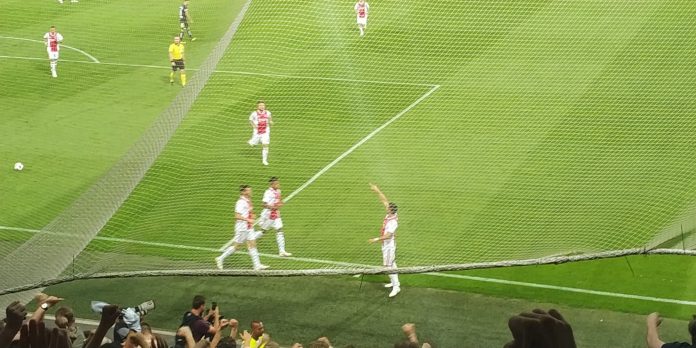 Ajax wordt vanavond in Luik gesteund door 1000 supporters Ajax wordt vanavond in Luik gesteund door 1000 supporters