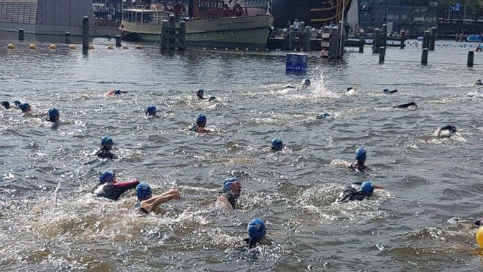 Deelnemers Amsterdam City Swim 2018 niet te water Deelnemers Amsterdam City Swim 2018 niet te water