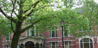 ONTDEK CULTUUR TIJDENS HUISKAMERFESTIVAL OOST Zaterdag 6 oktober 2018 vindt de vierde editie van Huiskamerfestival Oost plaats! Tijdens dit bijzondere feest worden negen verschillende huiskamers rondom het Amsterdamse Eikenplein omgetoverd tot kleine unieke theaters.