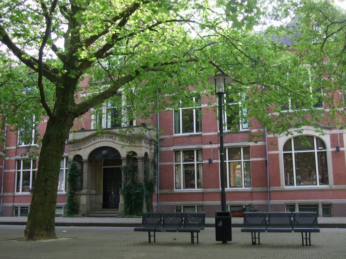 ONTDEK CULTUUR TIJDENS HUISKAMERFESTIVAL OOST Zaterdag 6 oktober 2018 vindt de vierde editie van Huiskamerfestival Oost plaats! Tijdens dit bijzondere feest worden negen verschillende huiskamers rondom het Amsterdamse Eikenplein omgetoverd tot kleine unieke theaters. ONTDEK CULTUUR TIJDENS HUISKAMERFESTIVAL OOST Zaterdag 6 oktober 2018 vindt de vierde editie van Huiskamerfestival Oost plaats! Tijdens dit bijzondere feest worden negen verschillende huiskamers rondom het Amsterdamse Eikenplein omgetoverd tot kleine unieke theaters.