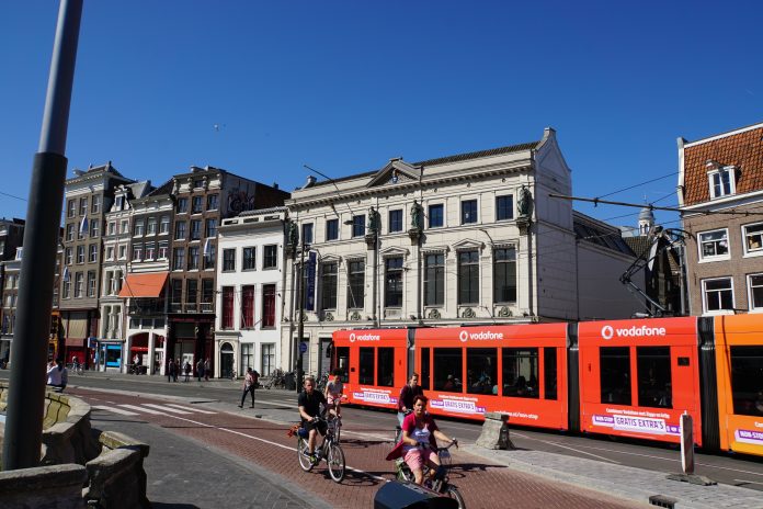 Jeanne Oosting Prijzen toegekend aan beeldend kunstenaars De Jeanne Oosting Prijzen 2018 zijn toegekend aan beeldend kunstenaars Bettie van Haaster en Henk Visch. De jury, bestaande uit collega-kunstenaars Aline Thomassen, Tim Ayres en Maaike Schoorel, koos voor Van Haaster en Visch op grond van eigenheid, vakmanschap en oeuvres van constante kwaliteit. Jeanne Oosting Prijzen toegekend aan beeldend kunstenaars
