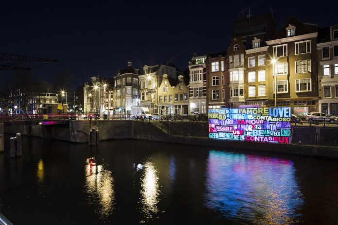 Van gigantische spin boven de Herengracht tot Van Goghs Sterrennacht Van gigantische spin boven de Herengracht tot Van Goghs Sterrennacht